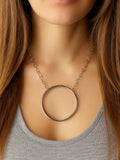Collar con círculo grande de mujer en acero inoxidable – Disponible en dorado y plateado