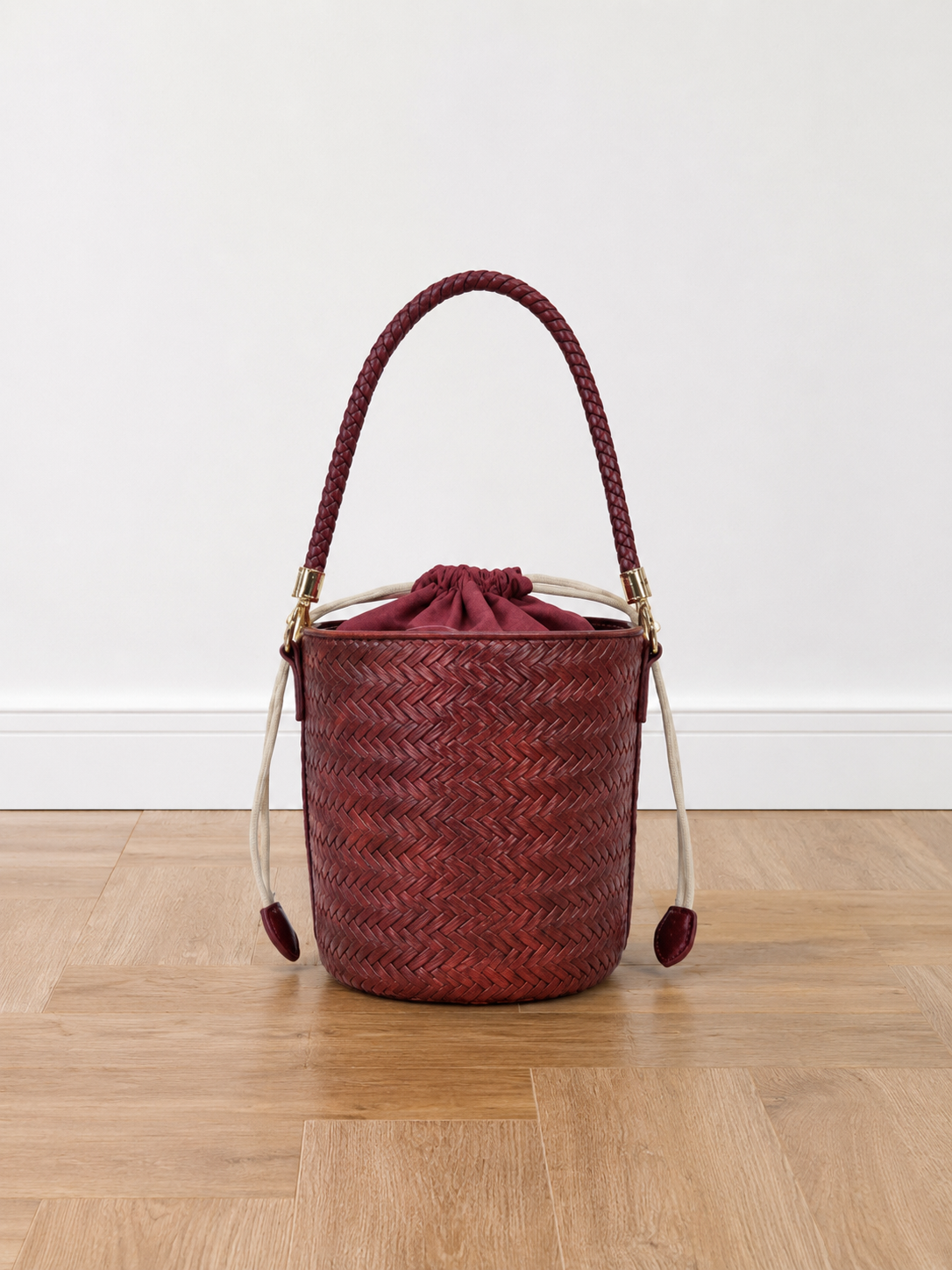 Bolso tipo Bombonera Trenzada con Saco Interior y Correa Ajustable | 14 x 14 x 17 cm