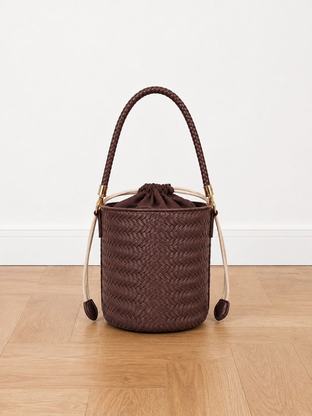 Bolso tipo Bombonera Trenzada con Saco Interior y Correa Ajustable | 14 x 14 x 17 cm