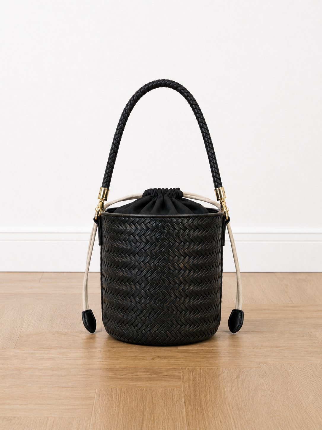 Bolso tipo Bombonera Trenzada con Saco Interior y Correa Ajustable | 14 x 14 x 17 cm