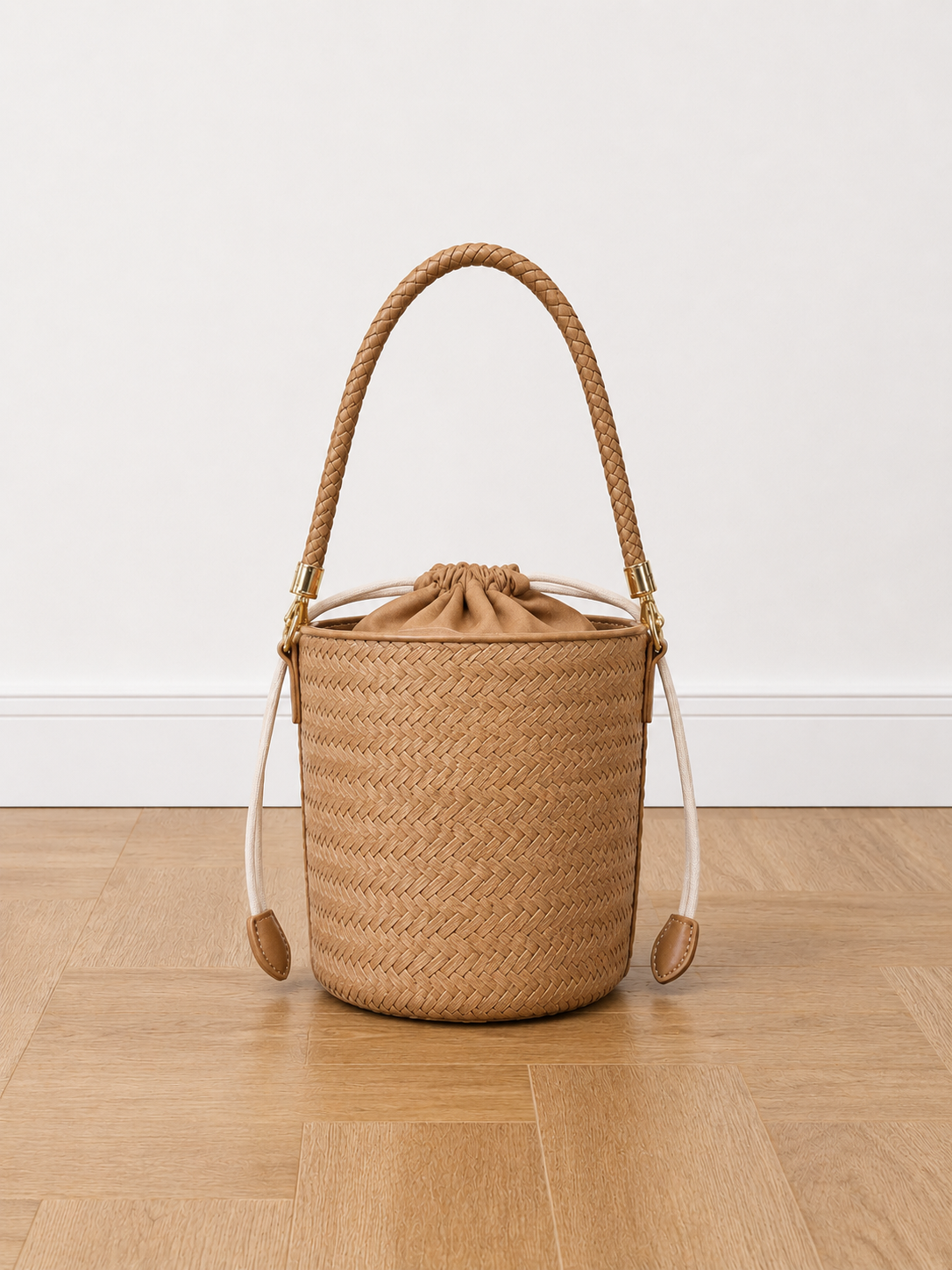 Bolso tipo Bombonera Trenzada con Saco Interior y Correa Ajustable | 14 x 14 x 17 cm