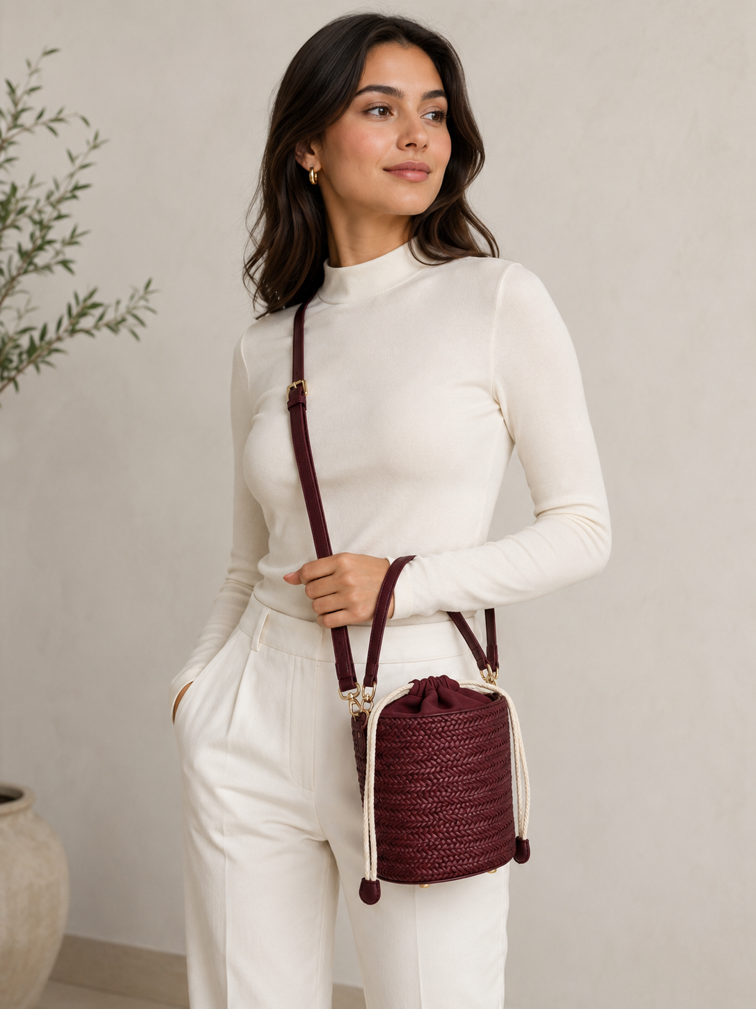 Bolso tipo Bombonera Trenzada con Saco Interior y Correa Ajustable | 14 x 14 x 17 cm