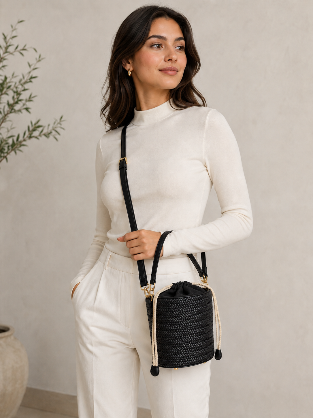 Bolso tipo Bombonera Trenzada con Saco Interior y Correa Ajustable | 14 x 14 x 17 cm