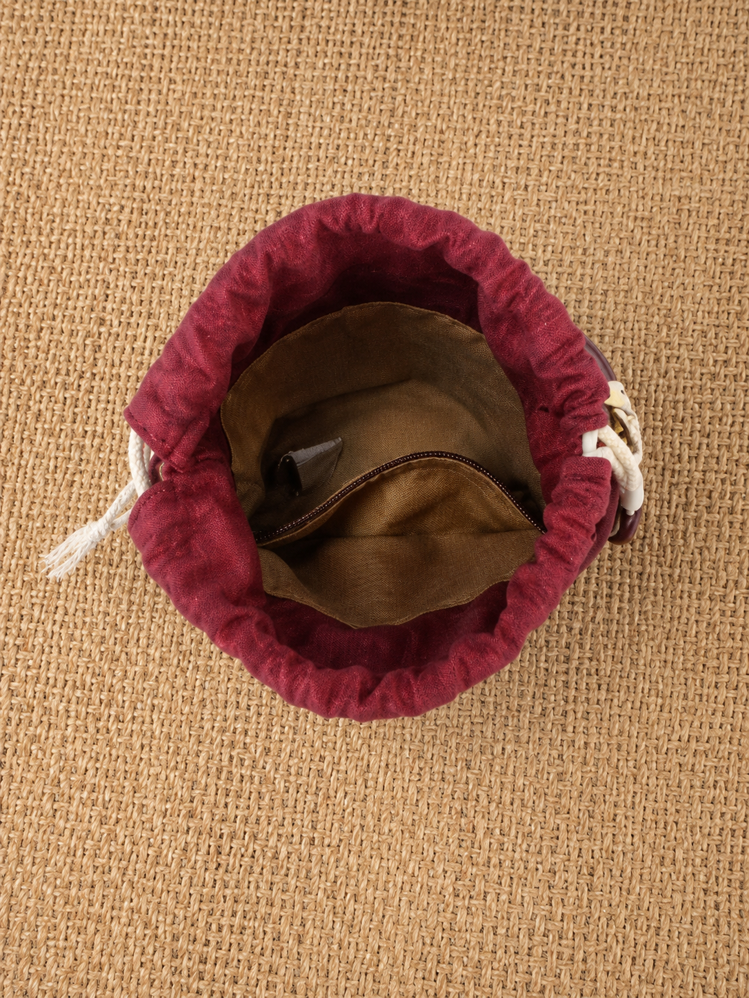 Bolso tipo Bombonera Trenzada con Saco Interior y Correa Ajustable | 14 x 14 x 17 cm