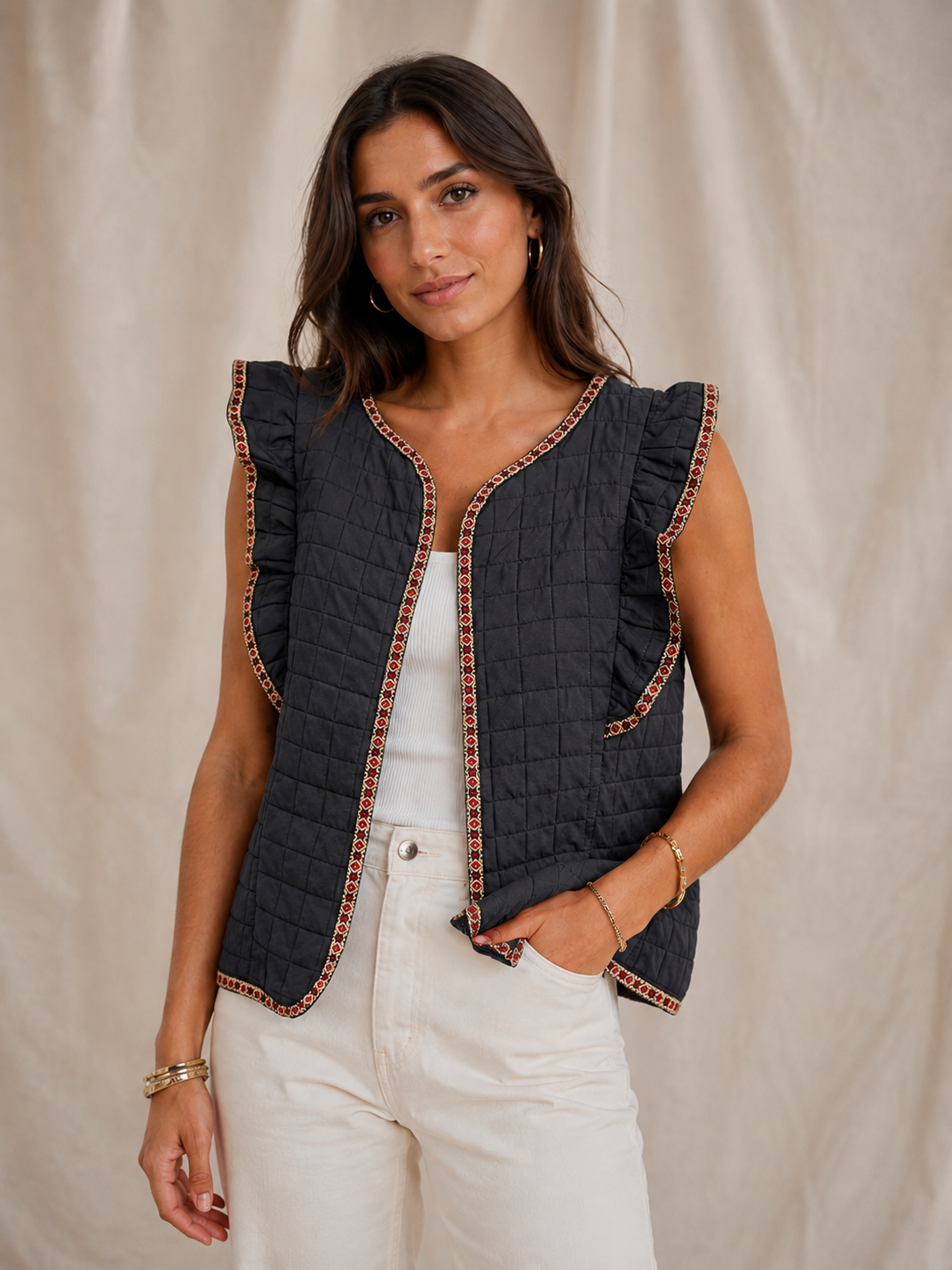Chaleco Acolchado con Volantes y Cenefa Textil Decorativa