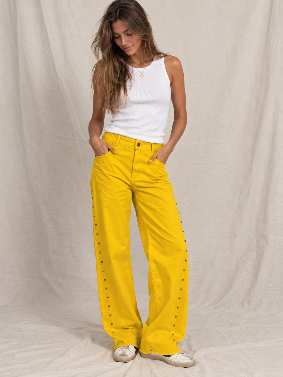 Pantalón Recto Colores con Tachuelas y Bajo Deshilachado