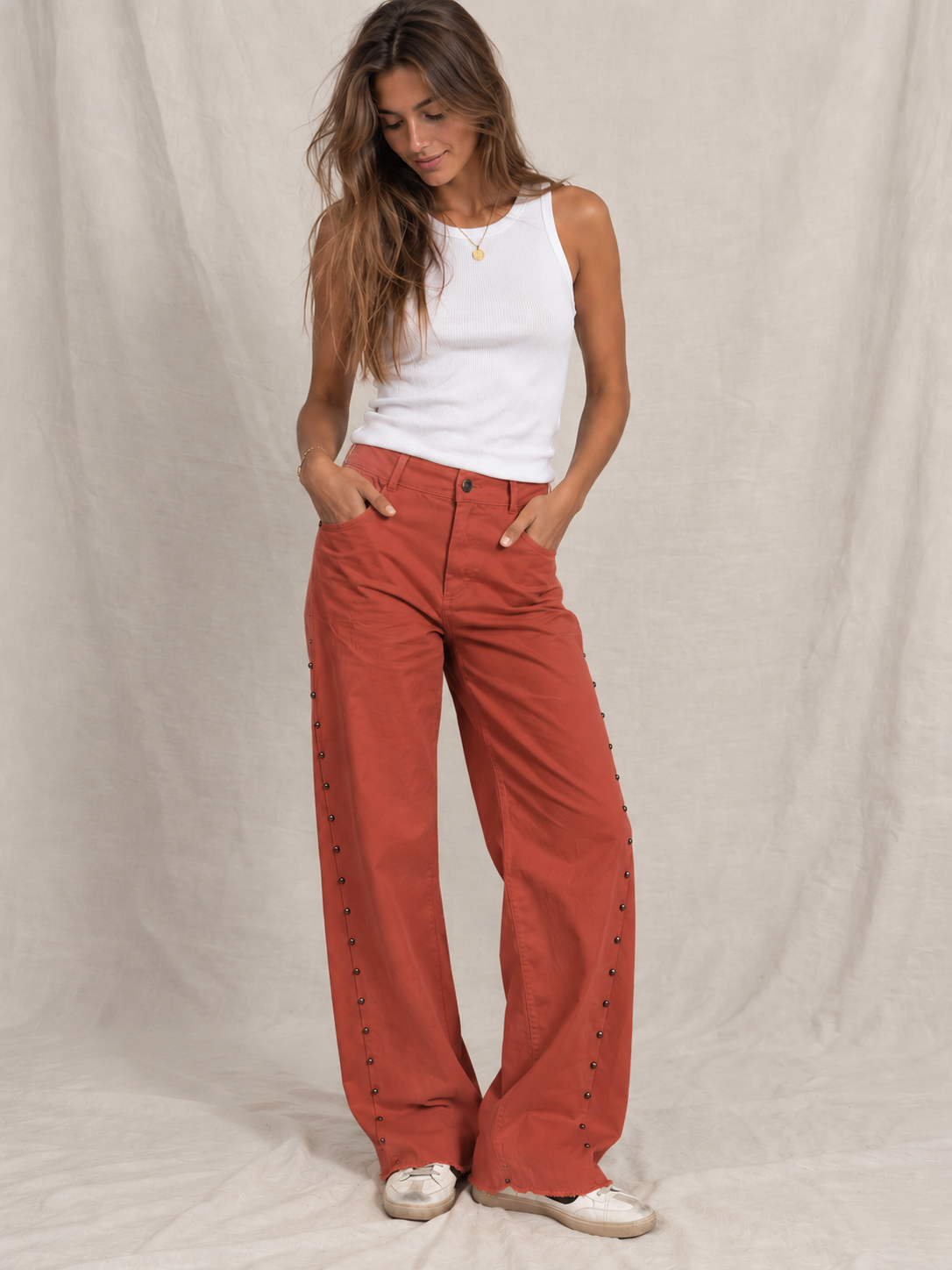 Pantalón Recto Colores con Tachuelas y Bajo Deshilachado