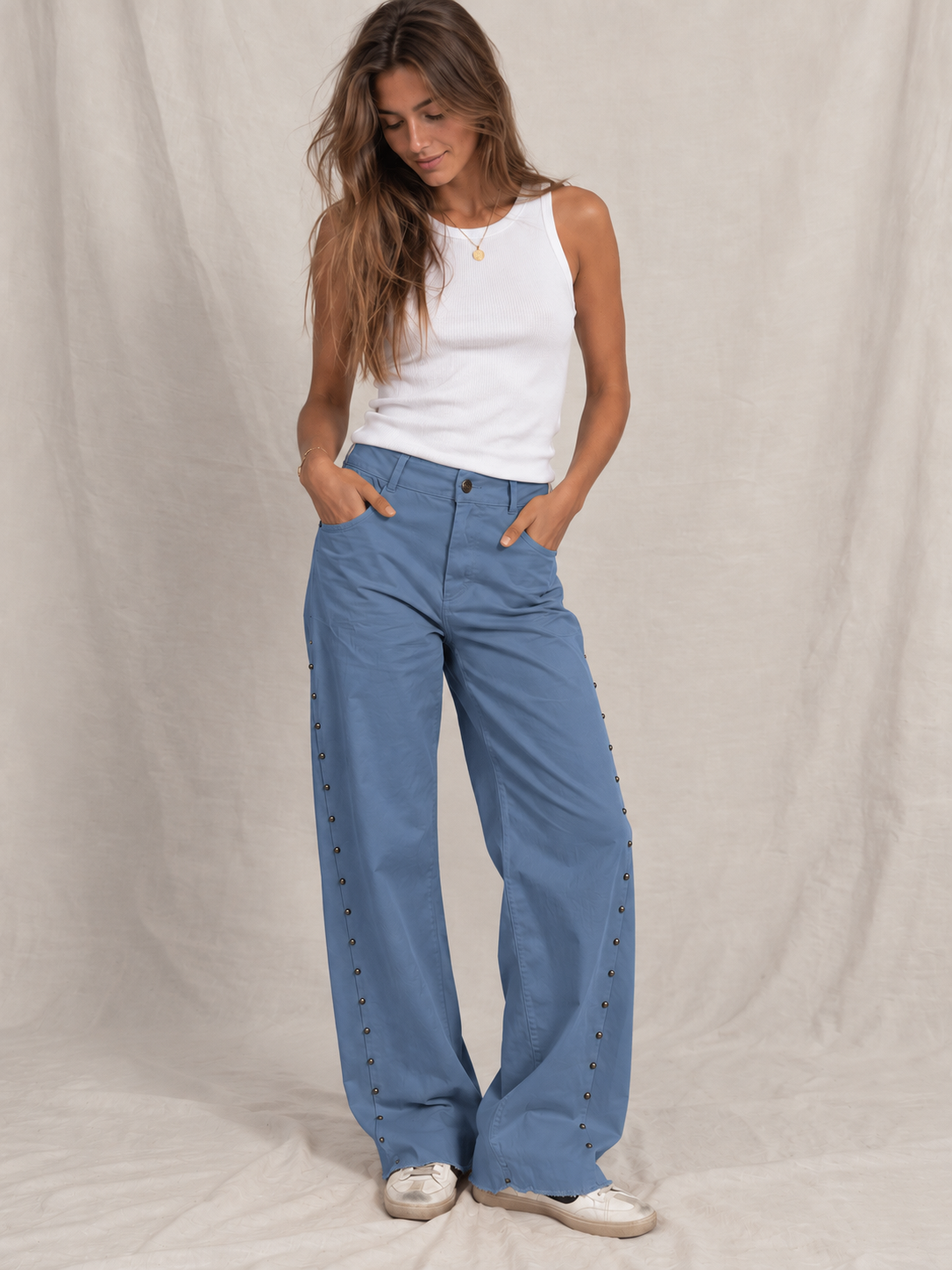 Pantalón Recto Colores con Tachuelas y Bajo Deshilachado