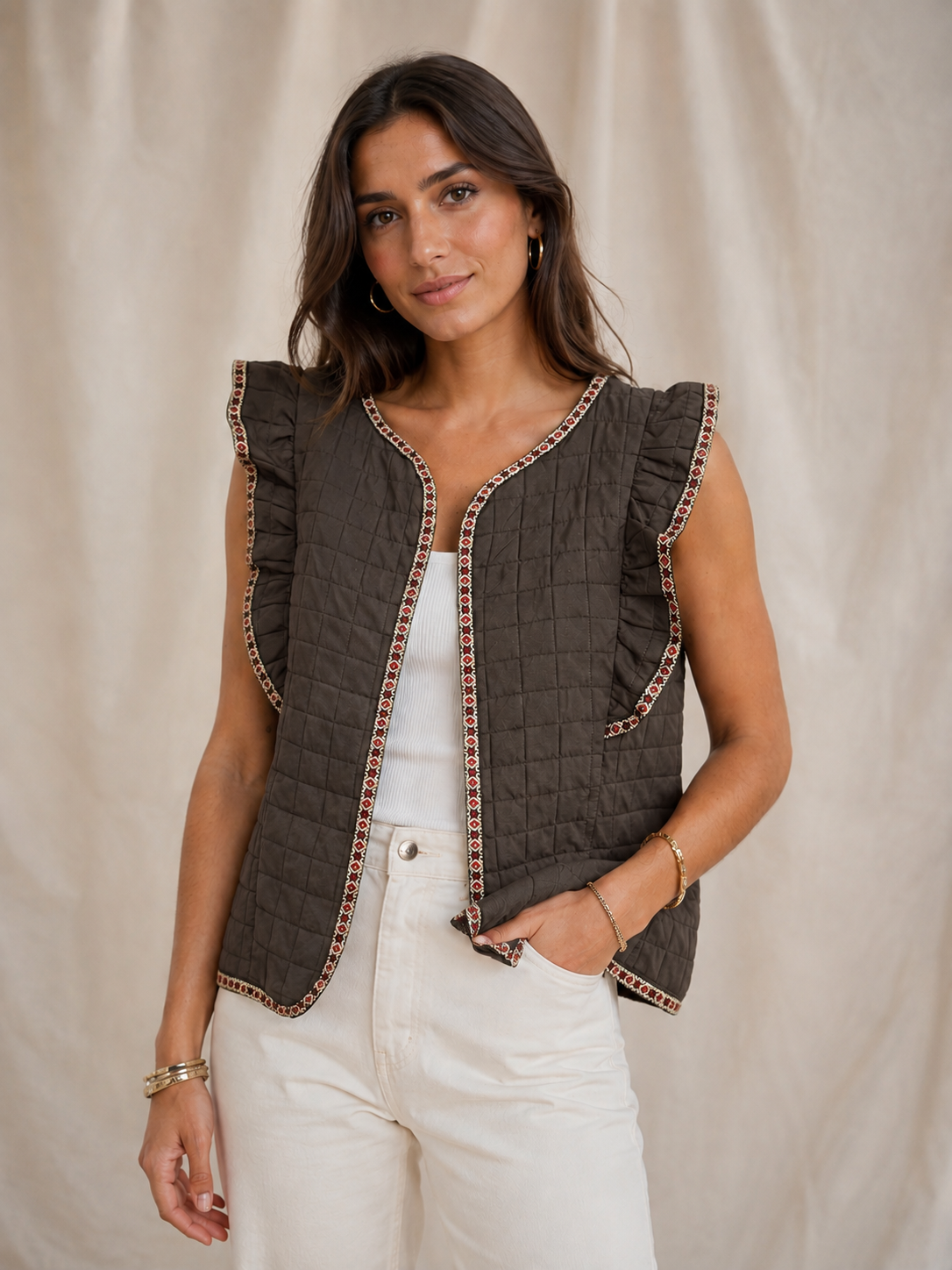 Chaleco Acolchado con Volantes y Cenefa Textil Decorativa