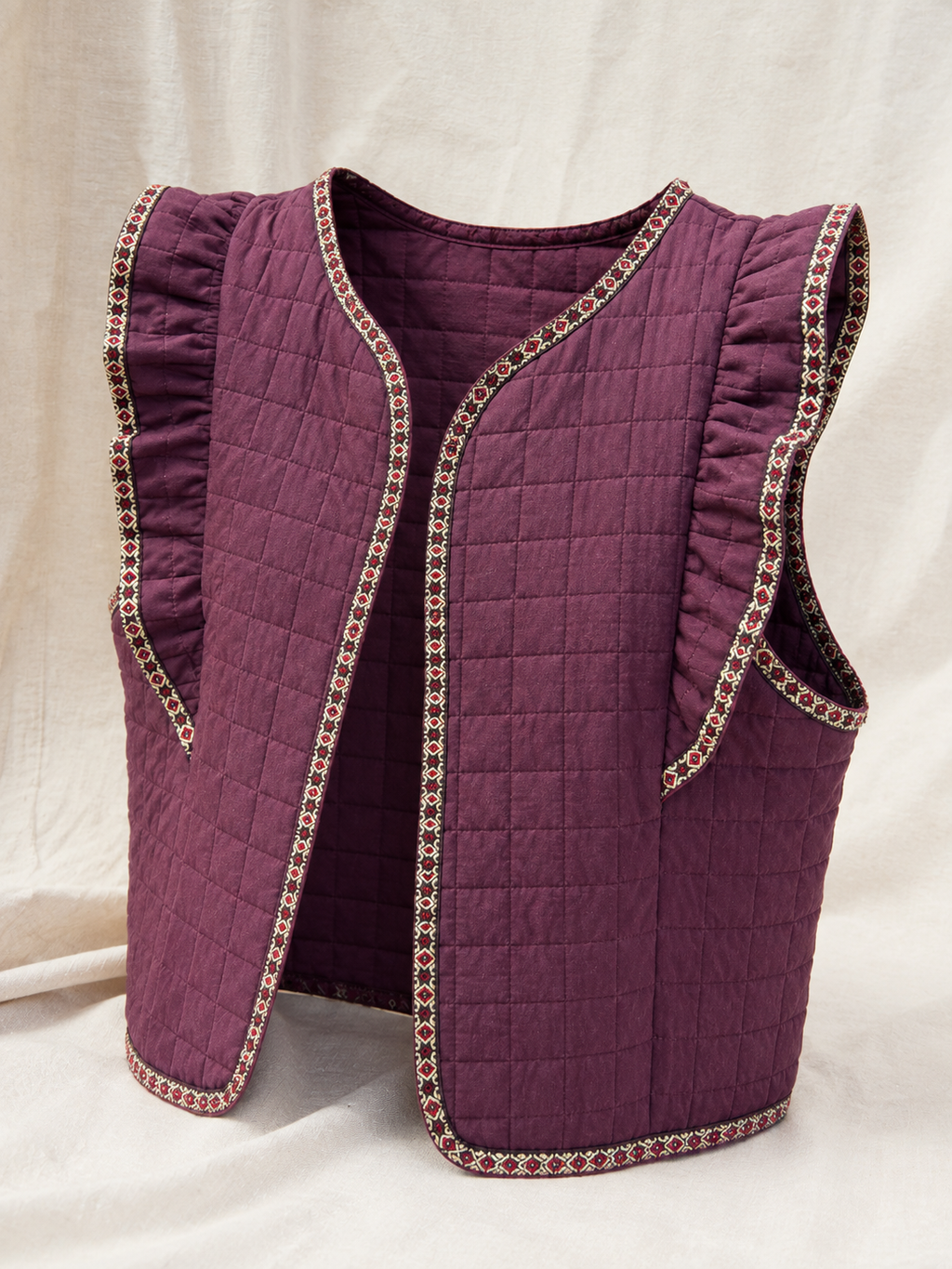 Chaleco Acolchado con Volantes y Cenefa Textil Decorativa