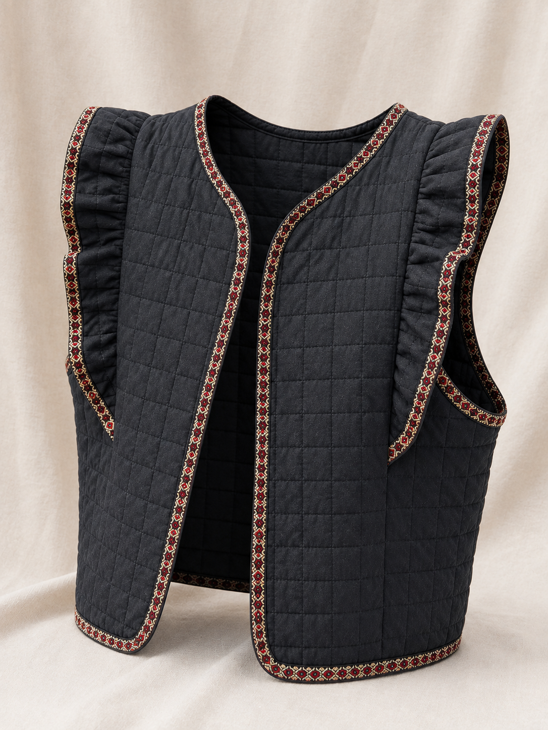 Chaleco Acolchado con Volantes y Cenefa Textil Decorativa
