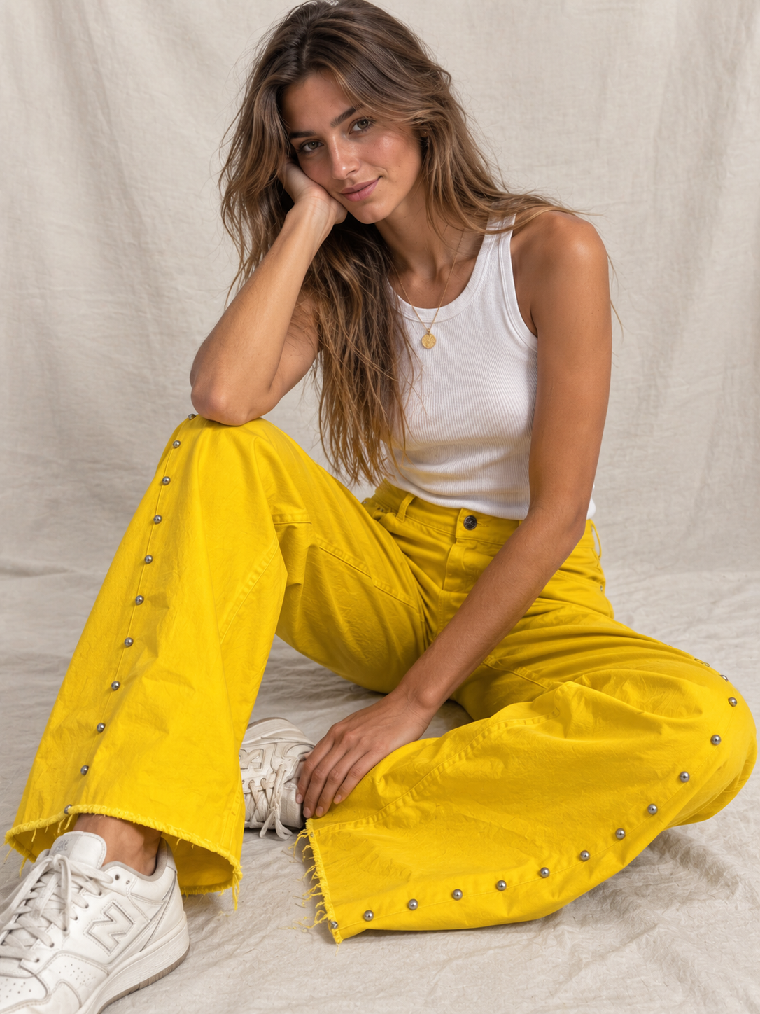 Pantalón Recto Colores con Tachuelas y Bajo Deshilachado