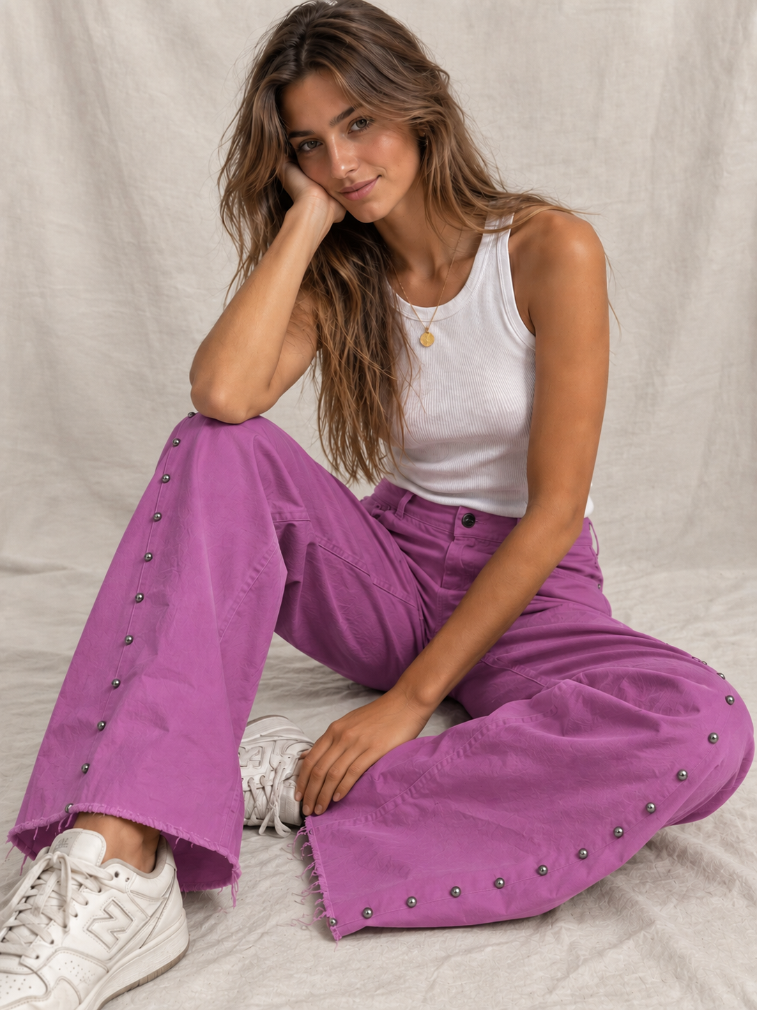 Pantalón Recto Colores con Tachuelas y Bajo Deshilachado