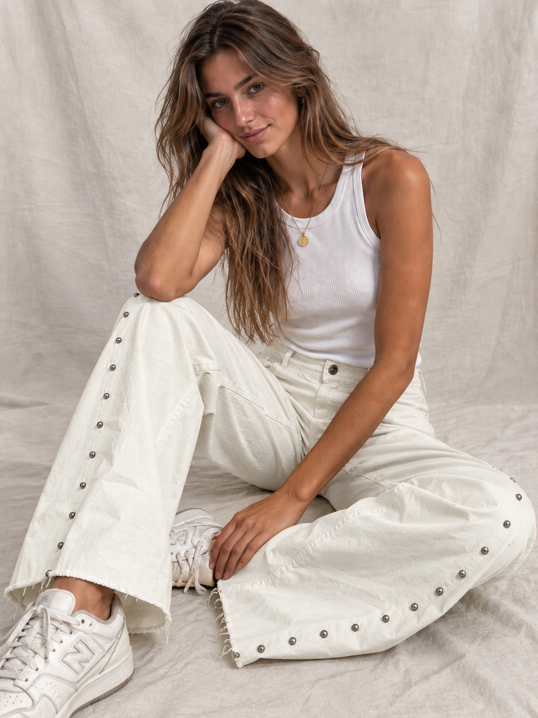 Pantalón Recto Colores con Tachuelas y Bajo Deshilachado