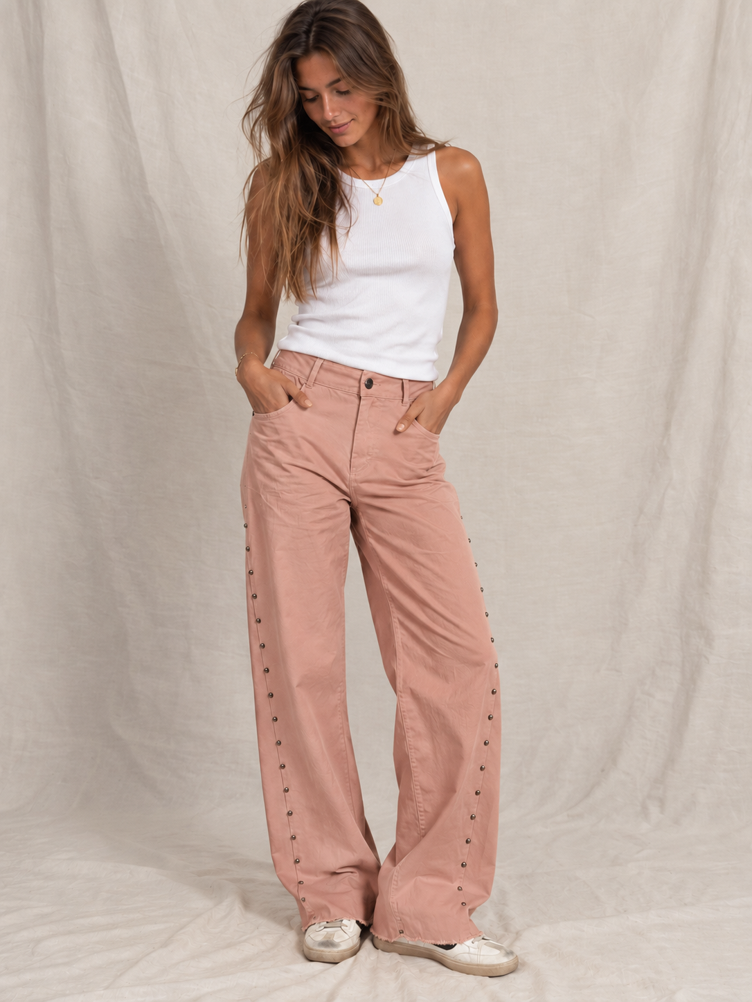 Pantalón Recto Colores con Tachuelas y Bajo Deshilachado