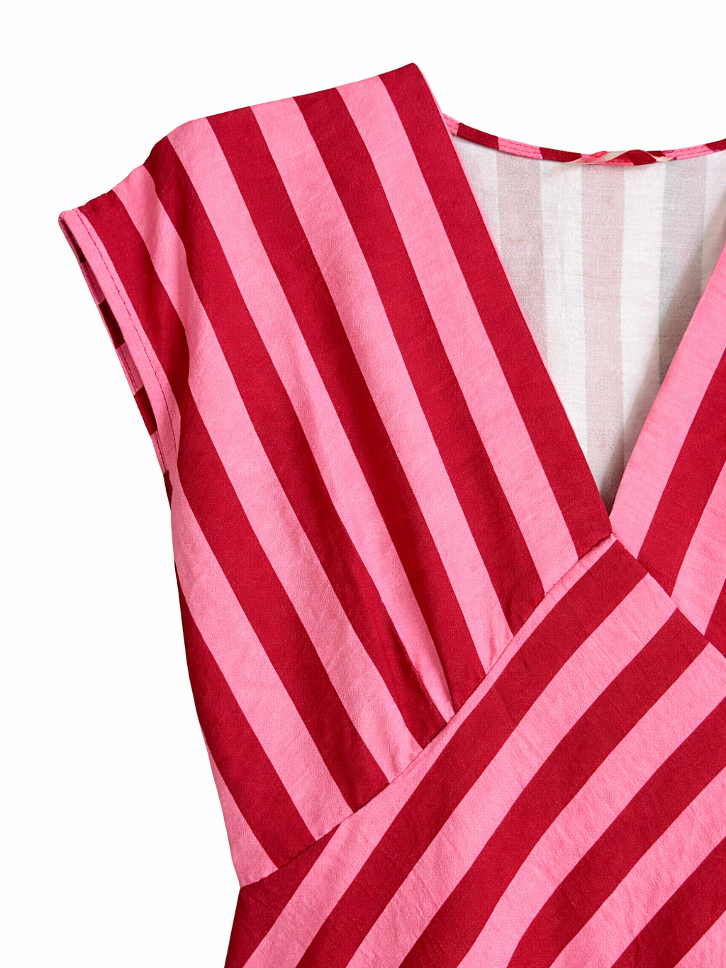 Vestido de Rayas Bicolor Largo con Corte Asimétrico – Sin Mangas