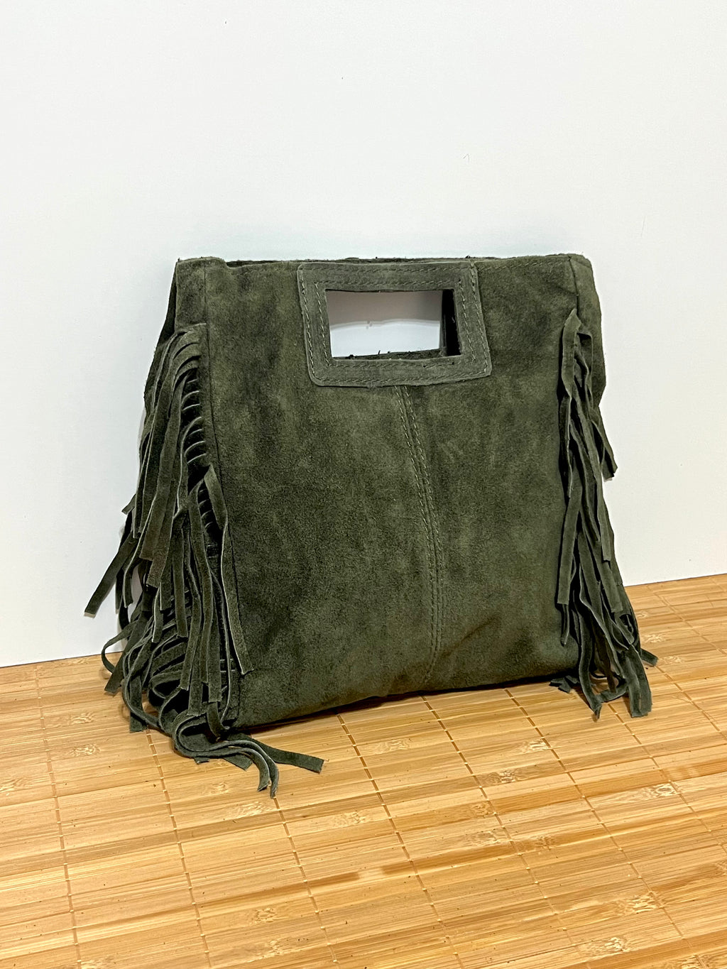 Bolso de piel serraje con flecos y con asa larga de hombro para colgar  – 27x25x7 cm