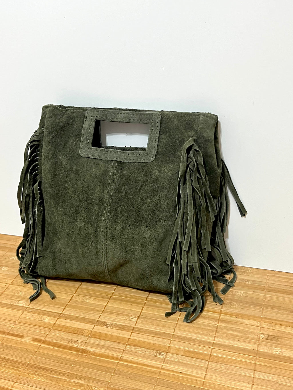 Bolso de piel serraje con flecos y con asa larga de hombro para colgar  – 27x25x7 cm