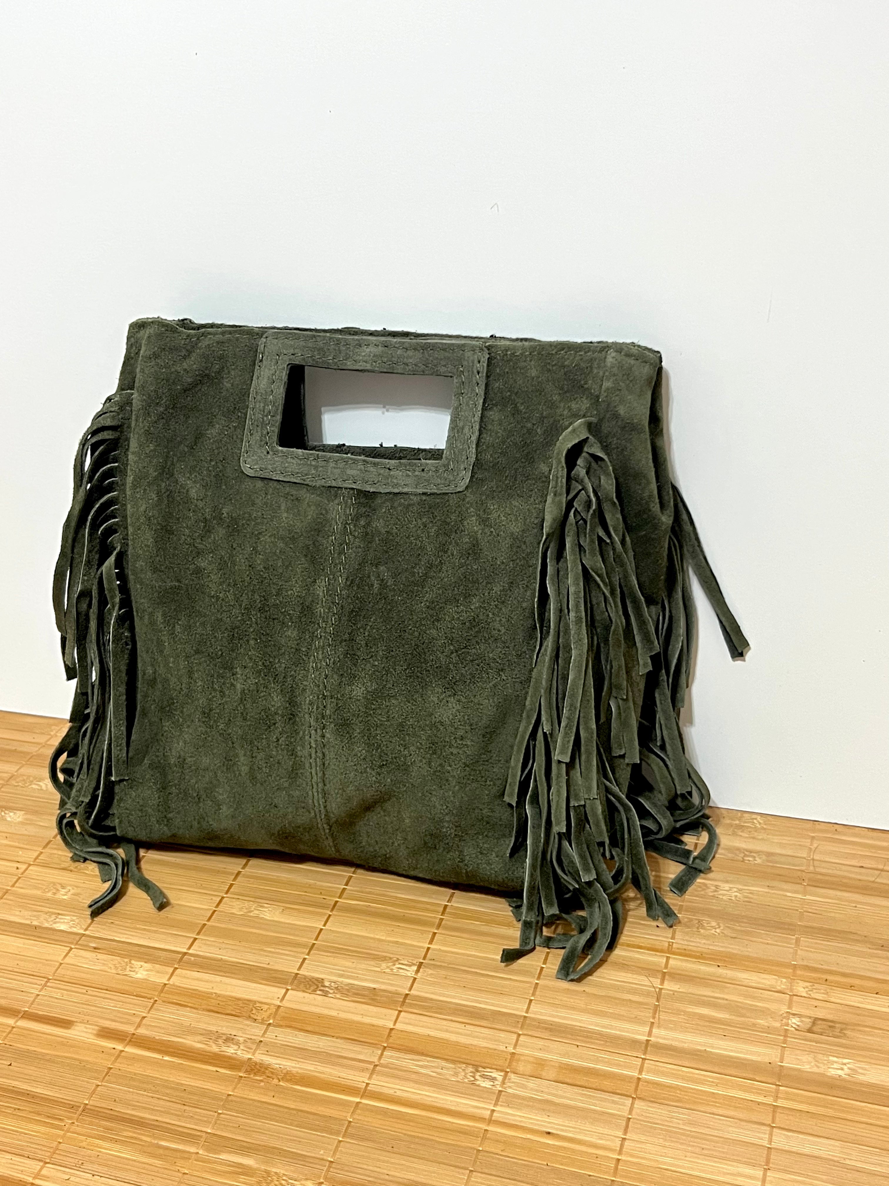 Bolso de piel serraje con flecos y con asa larga de hombro para colgar  – 27x25x7 cm