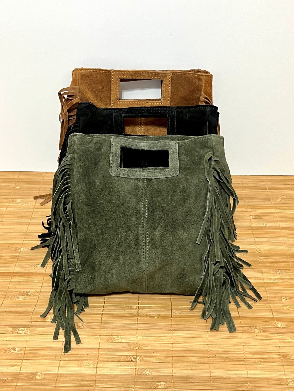 Bolso de piel serraje con flecos y con asa larga de hombro para colgar  – 27x25x7 cm
