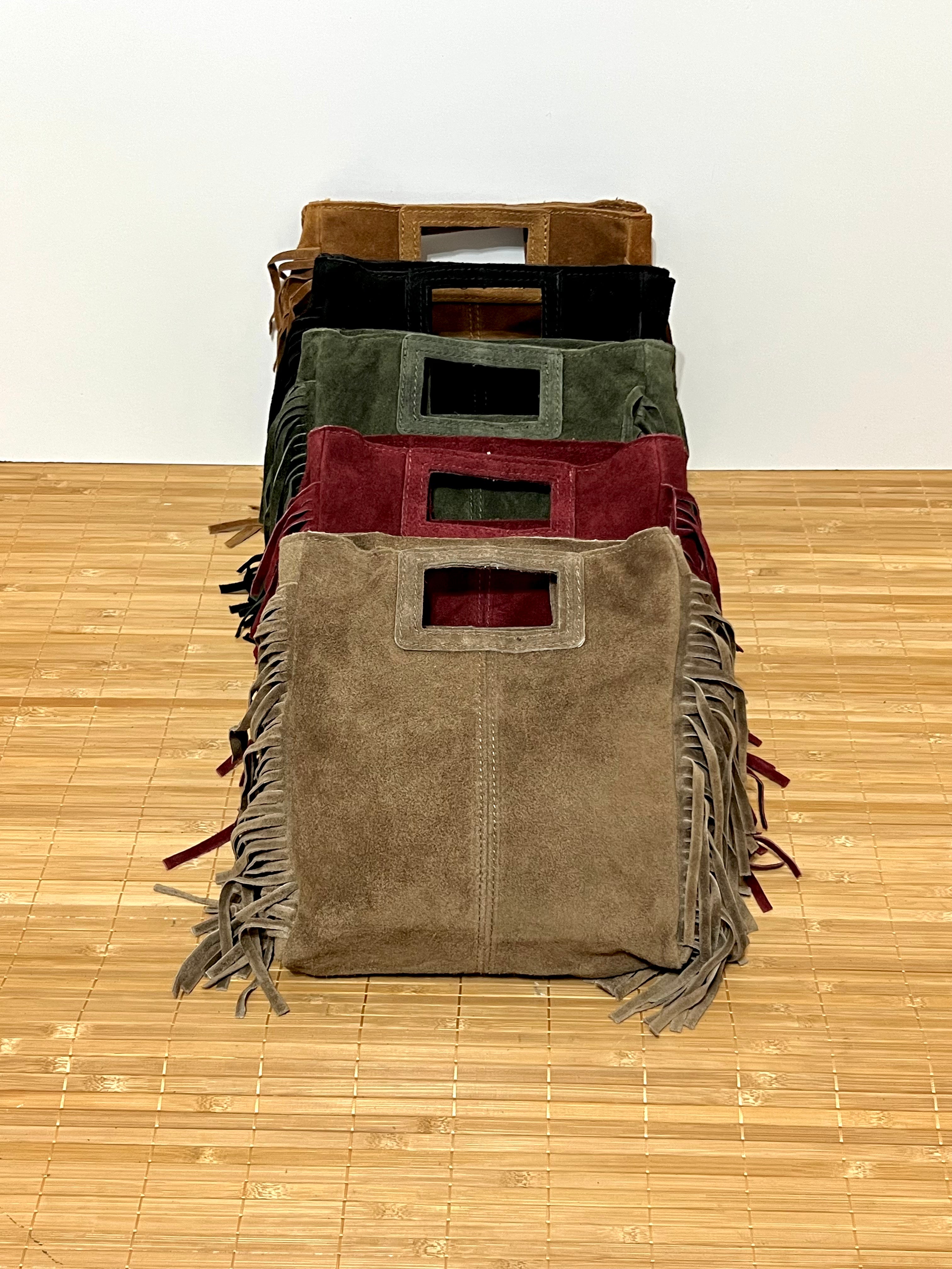 Bolso de piel serraje con flecos y con asa larga de hombro para colgar  – 27x25x7 cm
