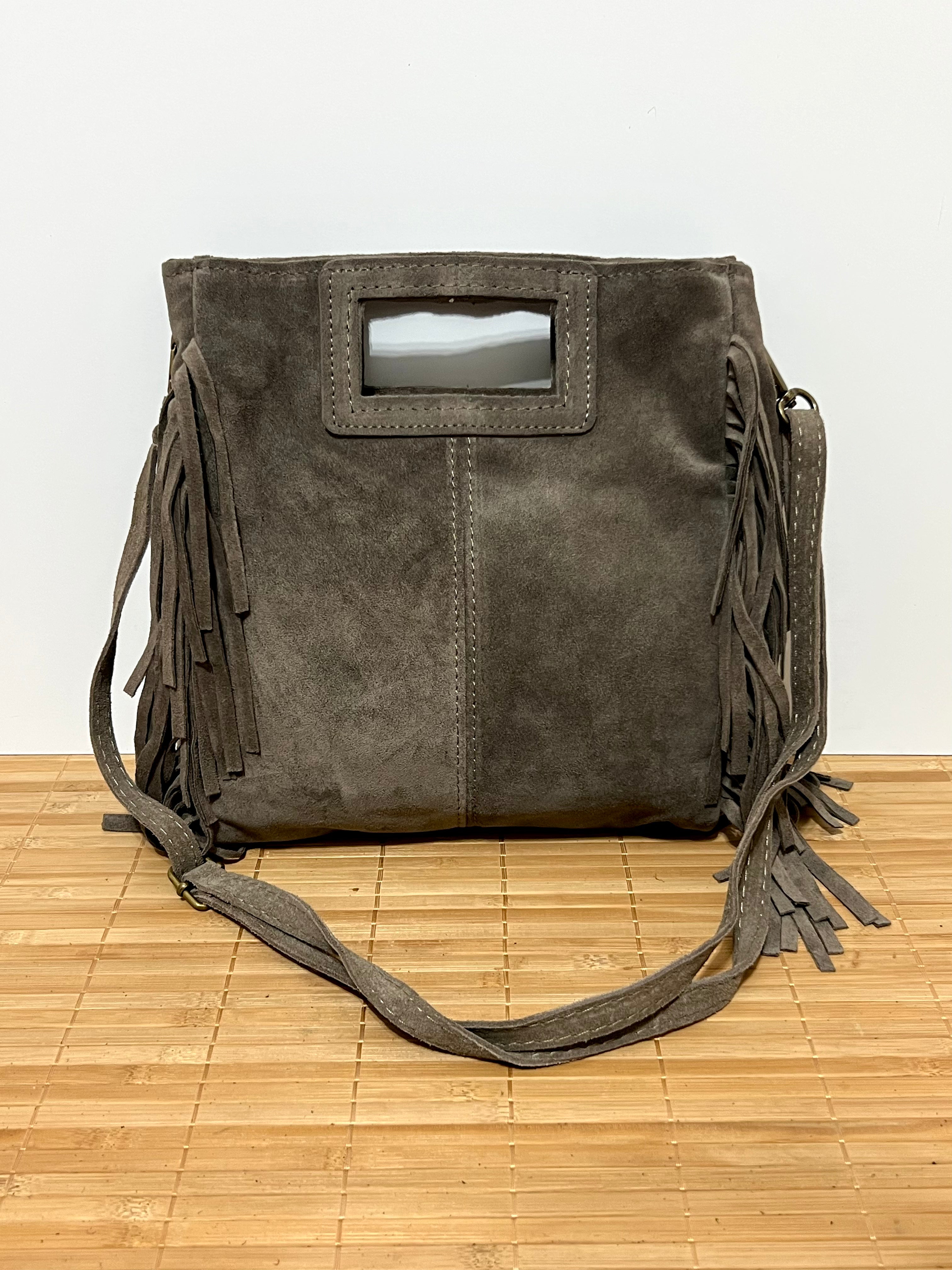Bolso de piel serraje con flecos y con asa larga de hombro para colgar  – 27x25x7 cm