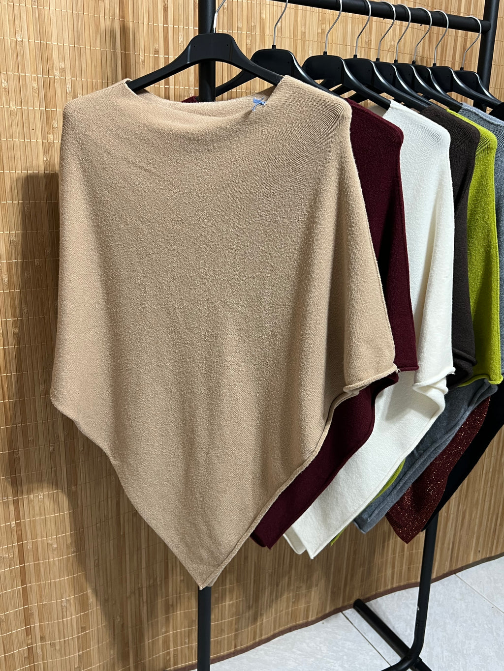 Capa Punto Asimétrica en Pico | Talla Única (XS a XL)