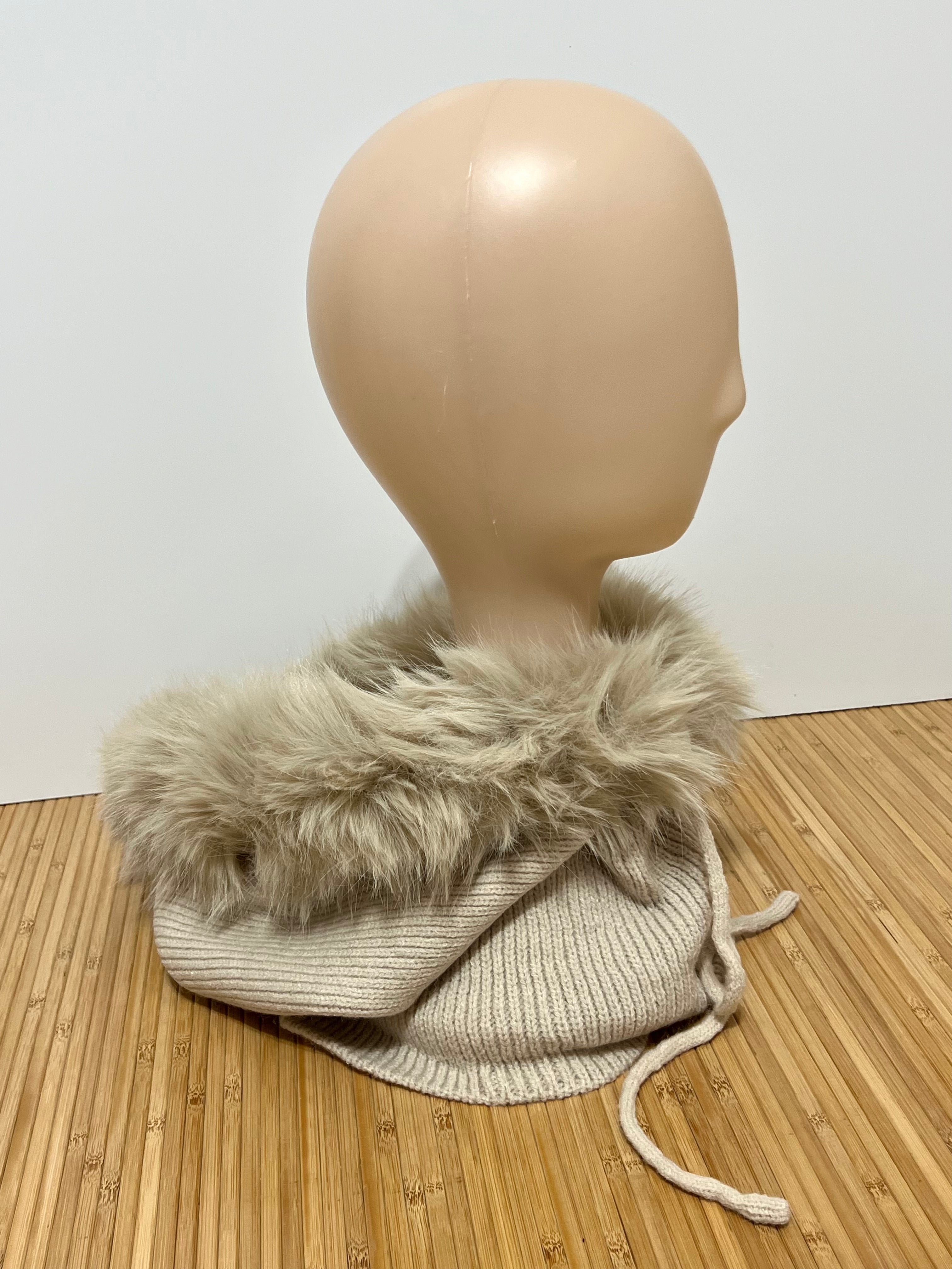 Balaclava de Punto con Pelo en la Capucha Mujer | Elegante y suave