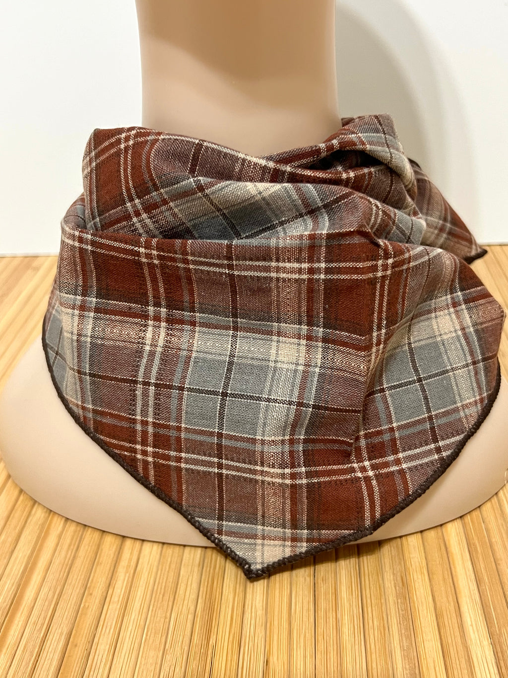 Pañuelo Corto de Cuello con Estampado de Cuadros