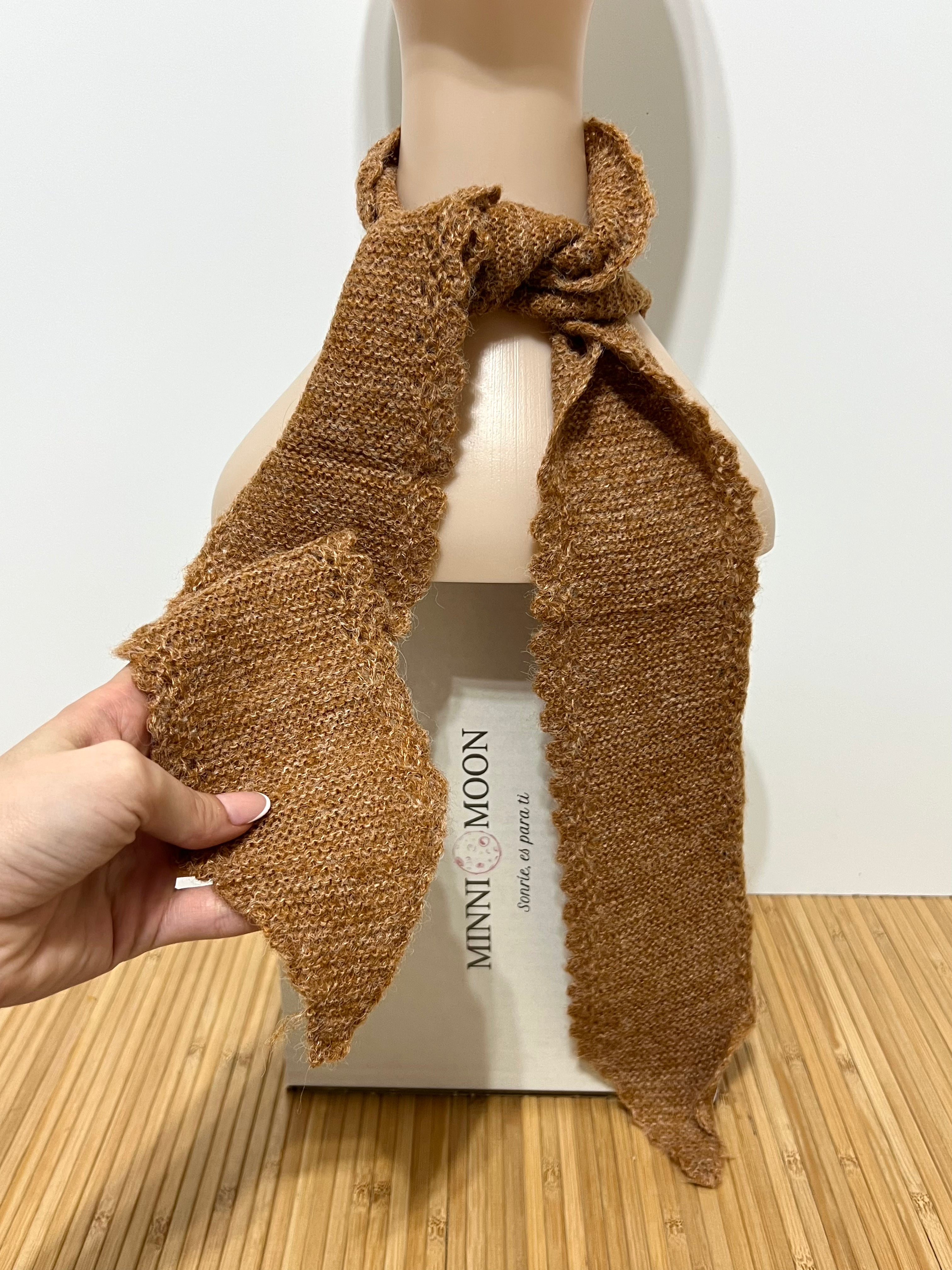 Pañuelo de Punto en Pico Estilo Crochet