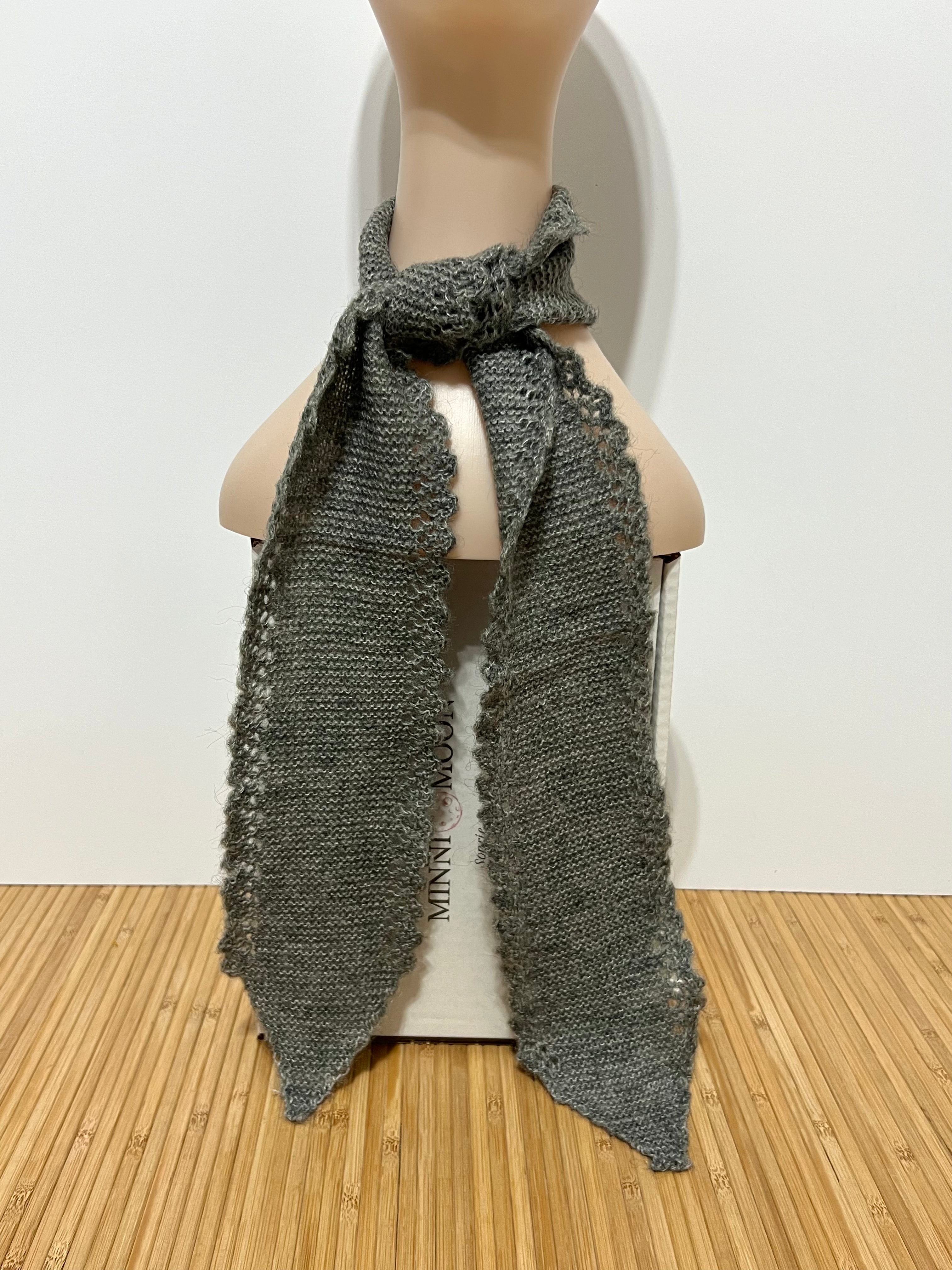 Pañuelo de Punto en Pico Estilo Crochet